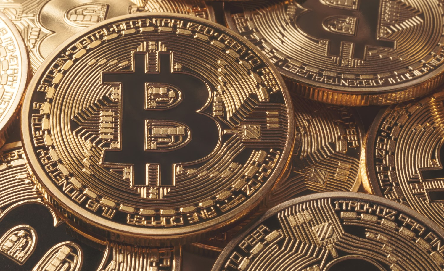 隨著 BCH(Bitcoin Cash,比特幣現金)原鏈最後一塊高度 556766 的區塊於 2018 年 11 月 16 日 02:05 (UTC+8) 由 svpool 產出,正式宣告 BCH 一分為二,分裂成 BCHABC 與 BCHSV,走向硬分叉之路。在記載這場世紀對決之前,有必要先來回顧 BCH 過去一年的歷史。