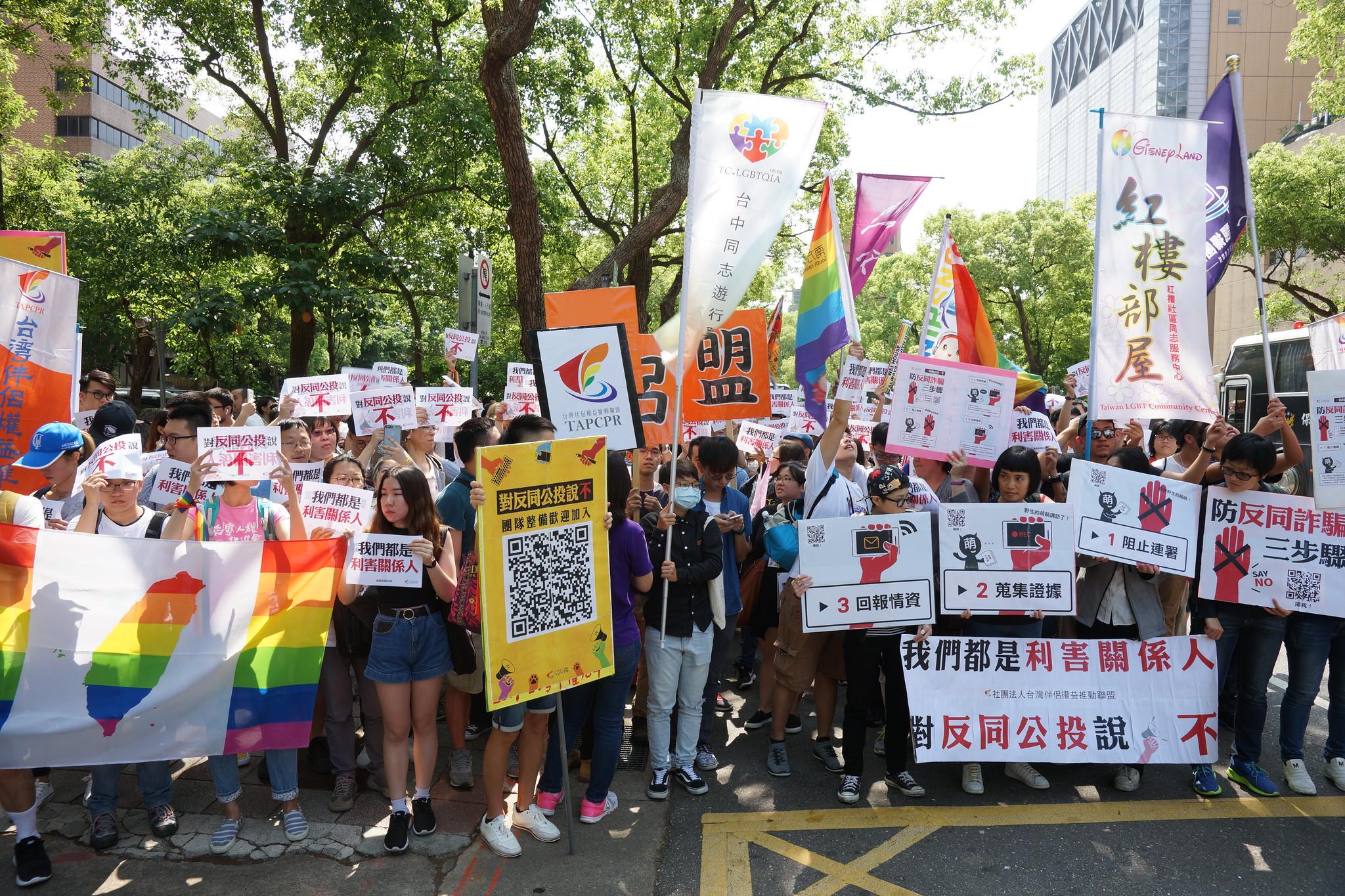 今天我們除了要譴責反同團體的各種誤導行為,以及中選會為何允許和釋憲案有違背之虞的公投案叩關、為什麼一次同意這麼多案綁公投、為何在文字上要繞這麼大一圈、為什麼沒有考慮投開票路線,還有為什麼這麼多選民沒仔細研究公投案就去投之外,也要仔細想想有沒有該變得更好的地方。在今天的失敗過後,同運社群想好下一步該怎麼走了嗎?