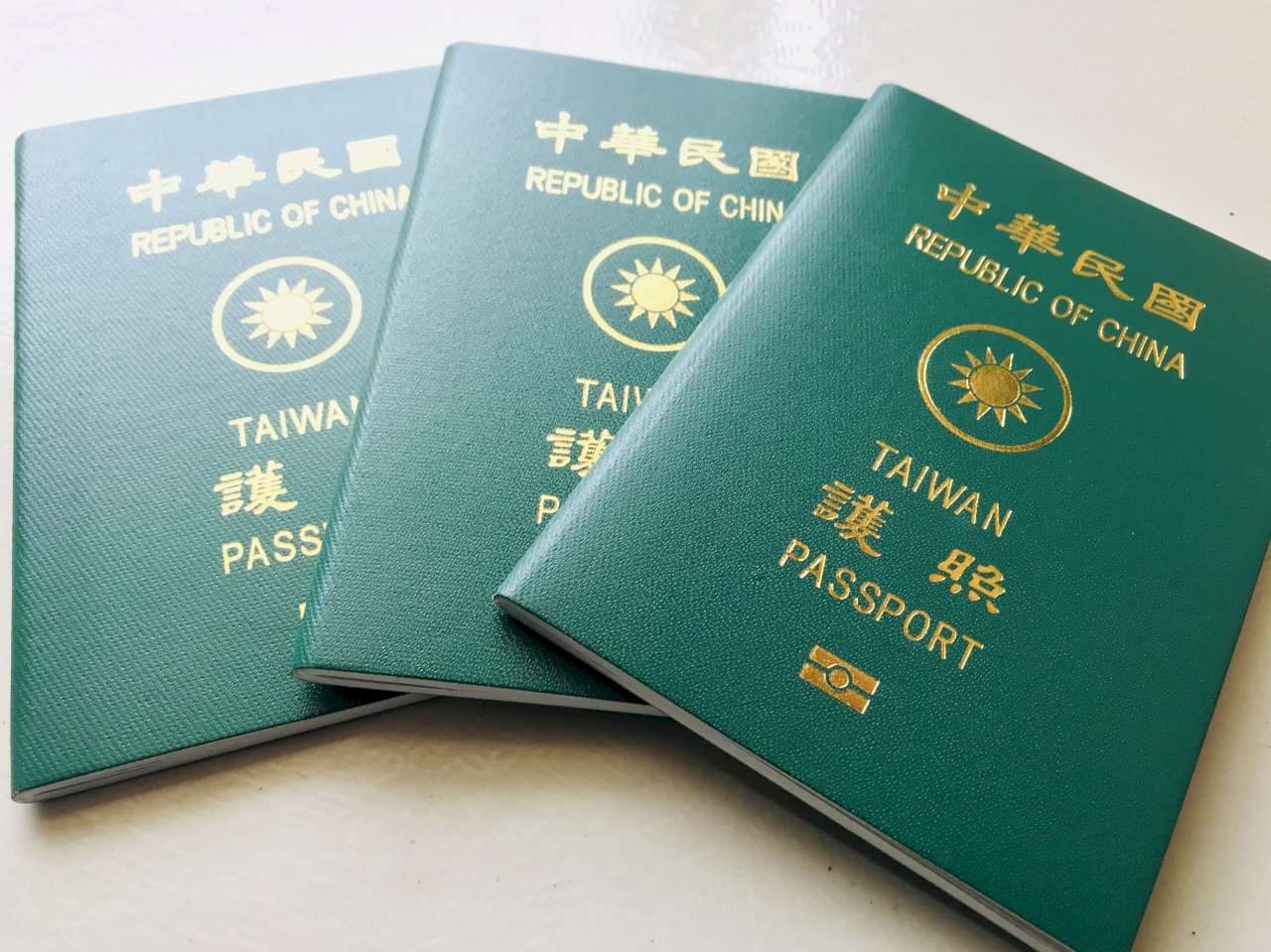 從新版護照設計談襯線與非襯線字體的流變與發展,以 Baskerville 與 Franklin Gothic 為例。或許是因為舊的護照使用的是無襯線的 Franklin Gothic,一和新護照所使用的襯線體 Baskerville 相比,新版難免會讓人覺得「較為老派」或是「較為俗氣」。但這是因為現在我們早已習慣無襯線字體的存在,把無襯線字體和現代畫上等號,而將帶有襯線的字體視為上個時代的產物。
