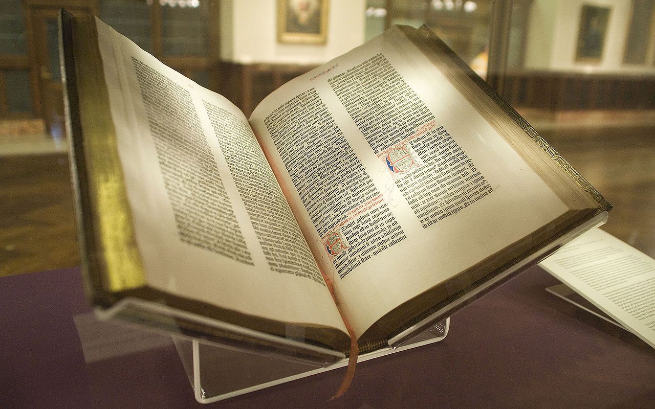 位於紐約公共圖書館、編號 42 的《古騰堡聖經》,不完全本。(Source:NYC Wanderer,Kevin Eng @ Wikipedia/CC BY-SA 2.0)