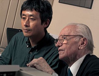 小林章(左)和 Hermann Zapf(右)。(Source: Linotype)