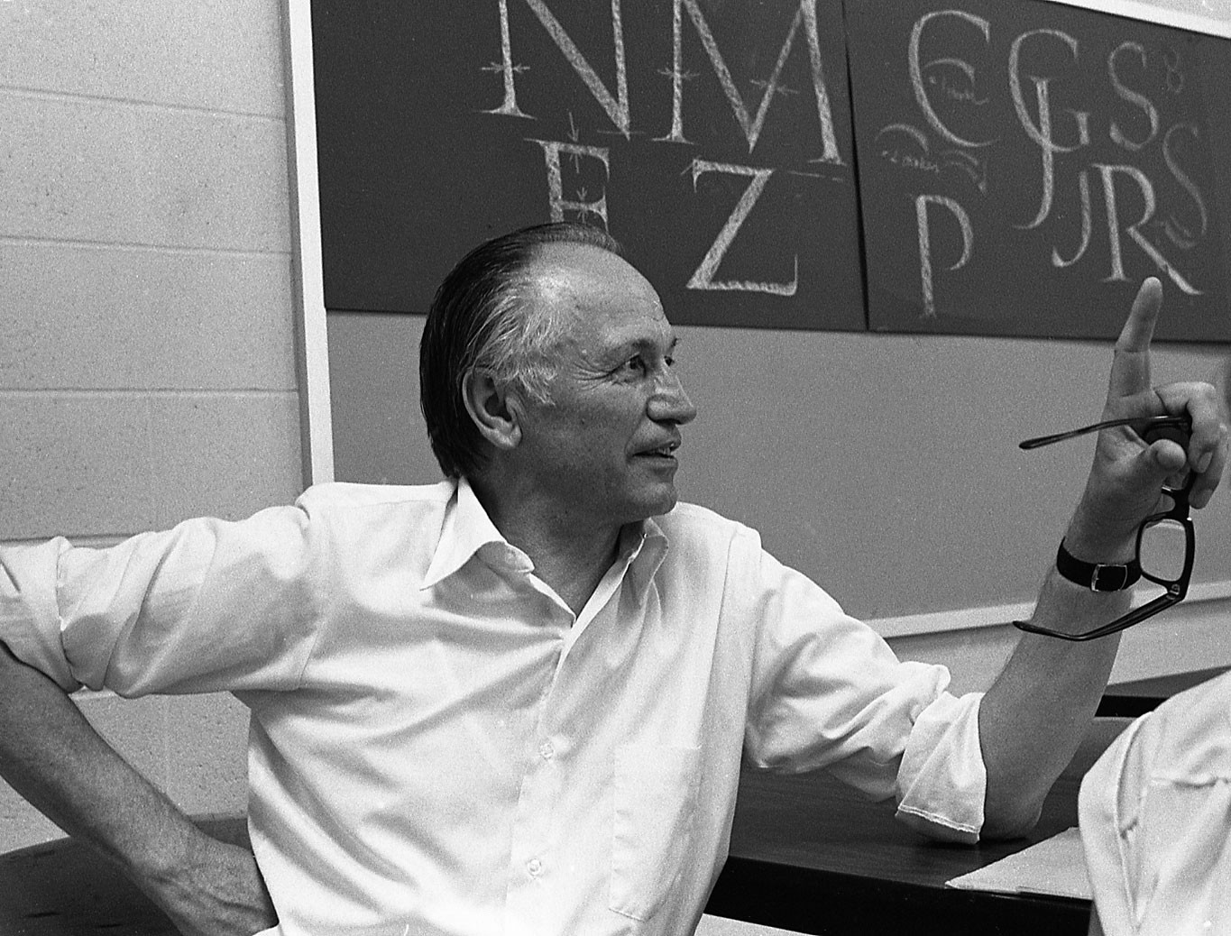 約 1979 年左右,於美國 Rochester Institute of Technology 教書的 Hermann Zapf。(Source: Rochester Institute of Technology)