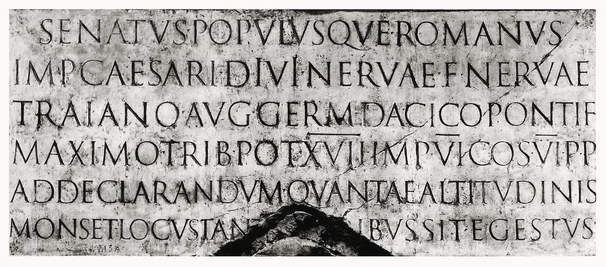 位於羅馬的圖拉真柱(Trajan’s Column)上的碑文,使用的是典型的羅馬方體大寫字母;有趣的是,在 Optima 問世後的三十多年,Adobe 又以此為範本設計出另一套字體 Trajan。(Source: James Arboghast)
